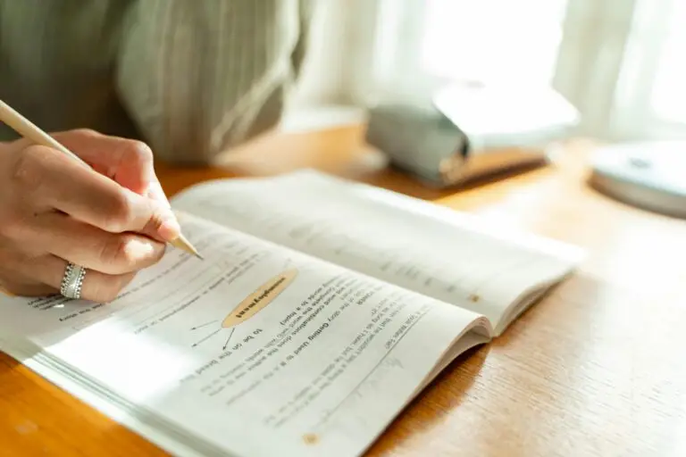 étudiant en stress des révisions des examens à Lyon