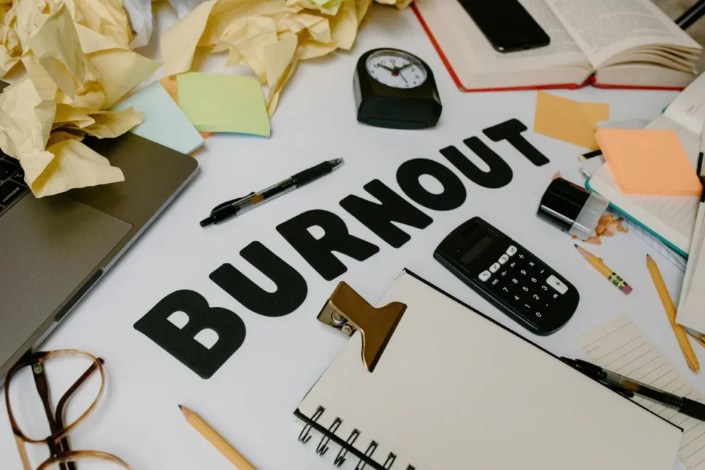 bureau avec désordre représentant la charge de travail du burnout