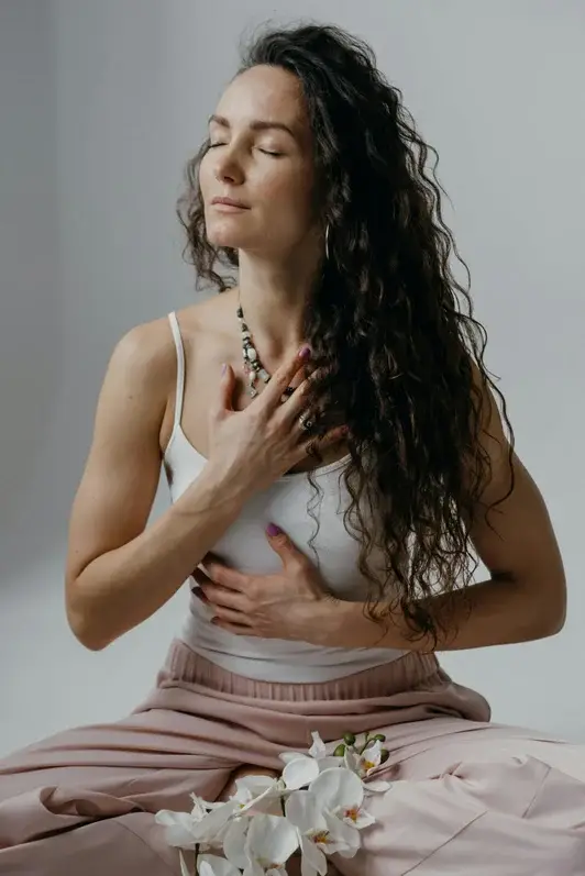 Femme calme et apaisée en respirant calmement en tailleur