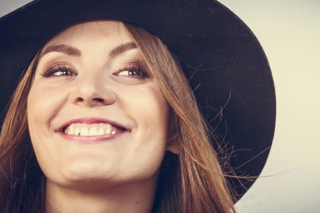 Femme souriante et confiante - accompagnement sophrologue villeurbanne