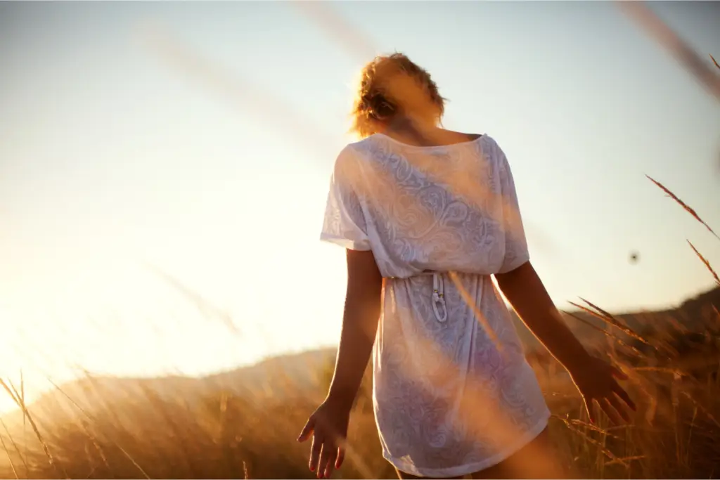 Femme apaisée en exterieur avec une lumière douce - sophrologue lyon