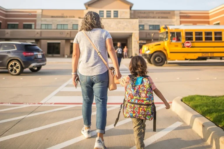 Parents accompagnants leur enfant pour la rentrée scolaire à lyon et Villeurbanne