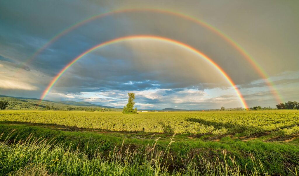 Arc-en-ciel devant un ciel gris et nuageux représentant les bienfaits de la sophrologie à Lyon et Villeurbanne