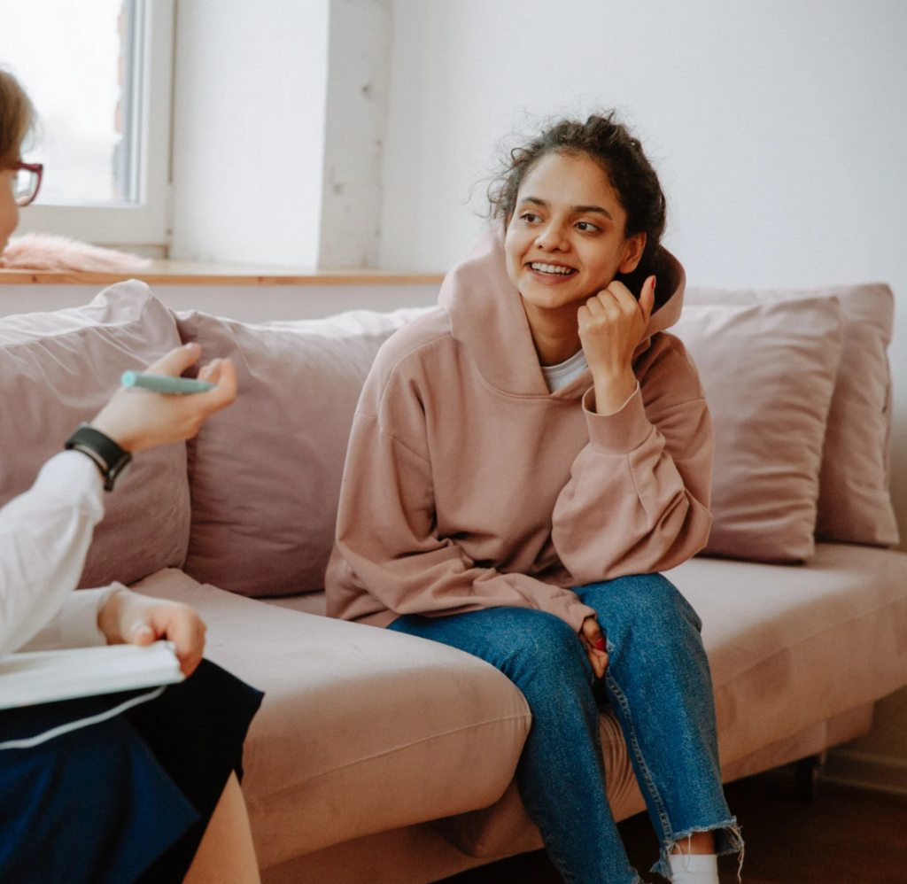 adolescente souriante grâce au bienfaits des séances de sophrologie à Vénissieux