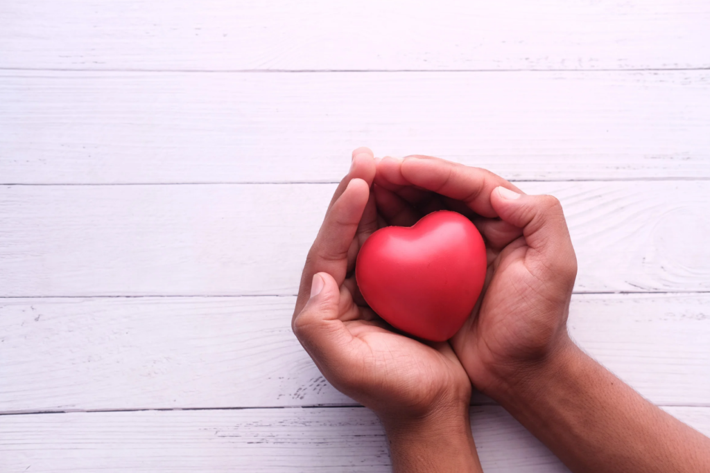mains tenant un coeur symbolisant l'accompagnement bienveillant de la sophrologie à St priest