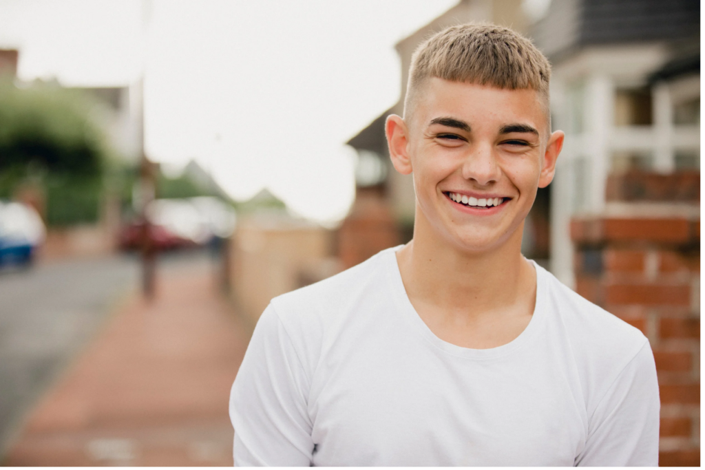 Pissenli tenu devant un levé de soleil, représentant le renouveau et la confiance grâce à l'accompagnement en sophrologie à Lyon et Villeurbanne