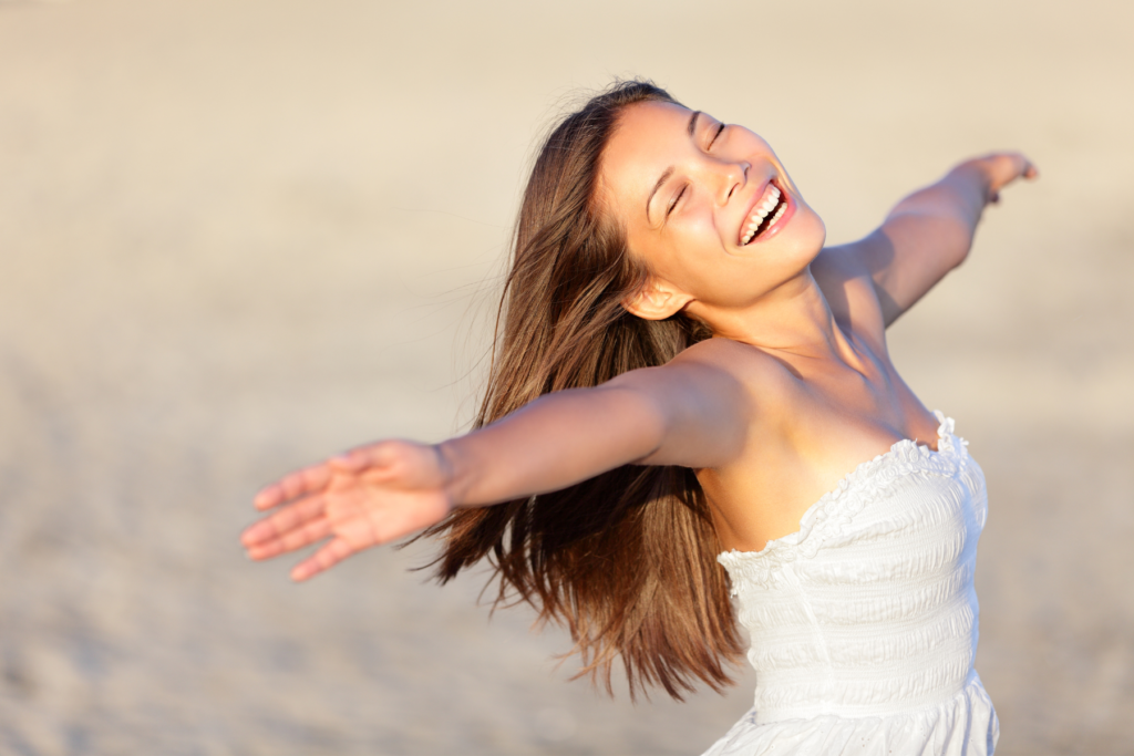 Femme adulte souriante pratiquant la sophrologie pour apaiser le stress et l’anxiété à Lyon 6
