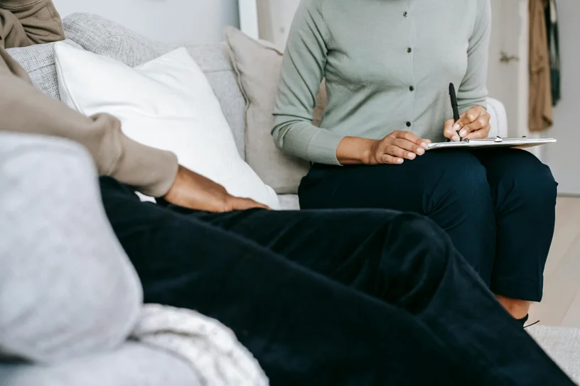 Séance individuelle de sophrologie et coaching sérénité pour un cadre en entreprise à Lyon, animée par Céline Lamour.