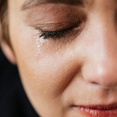 Visage d’une femme aux yeux fermés illustrant la relaxation et l’apaisement lors d’une consultation de sophrologie pour adulte à Lyon et Villeurbanne