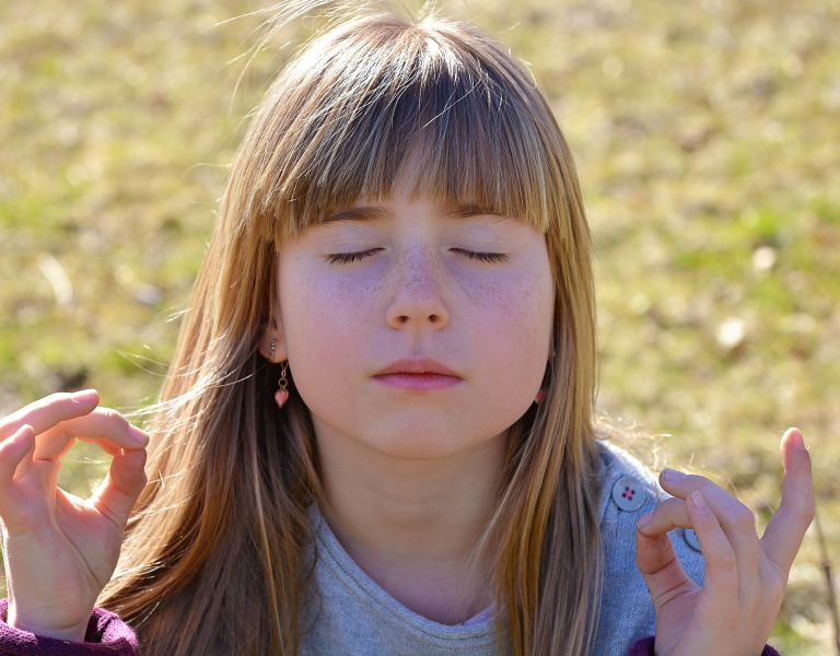 Petite fille calme les yeux fermés respirant doucement